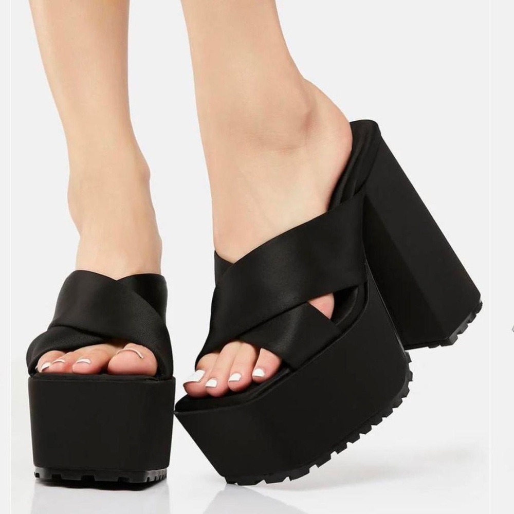 Black Hex platform heels. Shelly’s London US 5